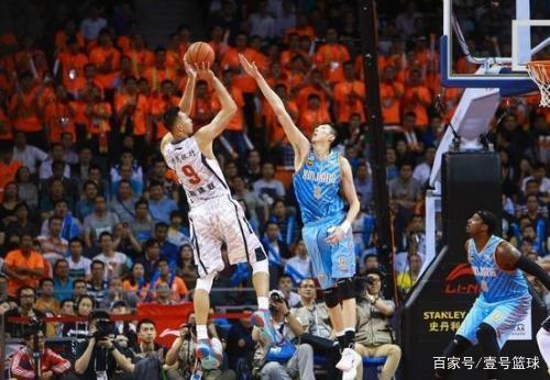 多俱乐部的 多俱乐部的